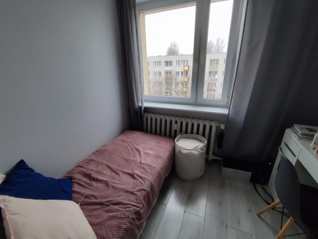 Pokój przed obróbką w AI Studio — zagracone wnętrze